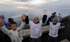 Climbing season starts at Mt. Fuji