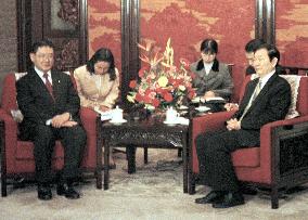 Premier Zhu meets Japanese political leader