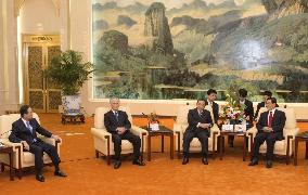 Hu meets with Japanese leaders