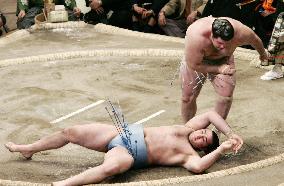 Kokkai sweeps away Kotooshu at New Year sumo