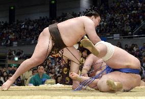 Hakuho still man to beat, Haruma falls again