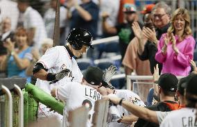 Ichiro hits 3-run homer