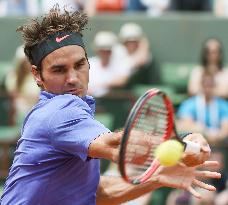 Federer advances to French Open 2nd round