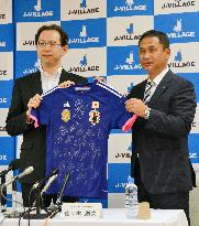 Japan women's soccer team coach gives jersey to Fukushima governor