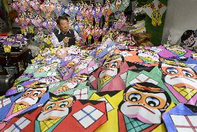 Sapporo workshop making 100 monkey kites