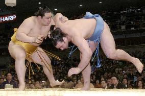 Asashoryu off to winning start at spring sumo