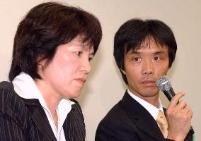 (2)Abductees meet the press