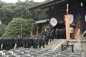 84 lawmakers visit Yasukuni Shrine
