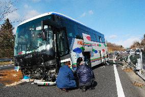 39 people injured in sightseeing bus accident in Gunma