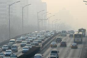 Beijing covered in smog on 3rd day of vehicle restrictions