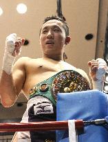 Aoh defeats WBC featherweight champion Larios