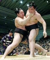 Asashoryu scores 3rd win at spring sumo