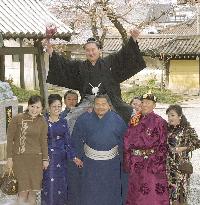 Mongolian wrestler Hakuho promoted to ozeki