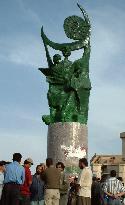 New statue replaces Hussein's in Baghdad