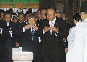 101 lawmakers visit Yasukuni for fall festival