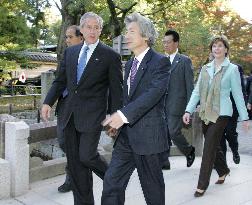 Bush visits Kinkakuji Temple in Kyoto