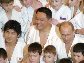 Putin practices judo with Yamashita, Inoue