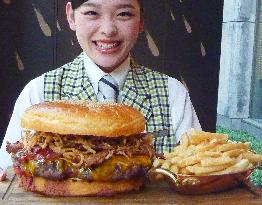 Tokyo restaurant serves 1-kg steak burger