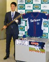 Single-season hit record holder Akiyama donates bat to museum