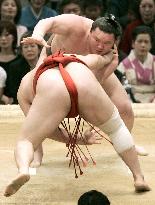 Hakuho improves to 2-0 at spring sumo