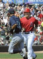 Ichiro and H. Matsui at preseason match