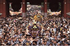 (2) Big crowds enjoy Sanja Festival in Tokyo