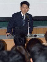Nobel laureate Tanaka lectures at Kyoto University