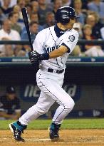 Ichiro makes 1st hit in 3 games
