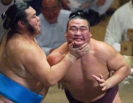 Takamisakari wins over Toki at autumn sumo