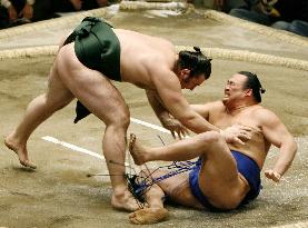 Kotooshu beats Takamisakari