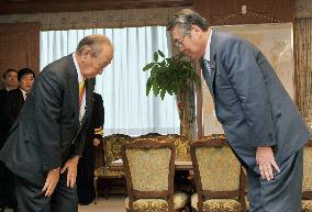 New defense chief meets Okinawa gov.