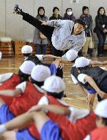 Takanohana visits elementary school