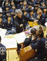 (1)Maestro Ozawa conducts for quake-hit Niigata