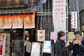 People frequent 'taiyaki' pancake shop on time-honored Tokyo street