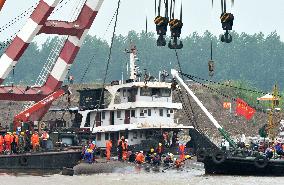Death toll rising in China ship disaster as survival hopes dim
