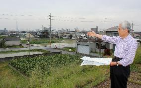 Osaka man points to site of airport used by army for pilot training