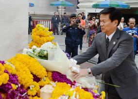 Chiba Gov. Morita offers flowers at bombed site in Bangkok