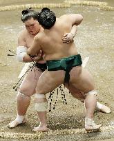 Terunofuji beats Sadanoumi at Autumn Grand Sumo Tournament