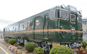 JR West's sightseeing train unveiled in Ishikawa Pref.