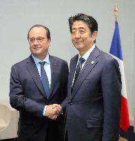 Abe, Hollande meet on sidelines of Paris climate change summit