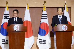 Japan, S. Korea agree on "final, irreversible" comfort women solution