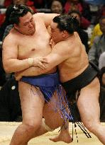 Mongolian ozeki Harumafuji unbeaten at spring sumo