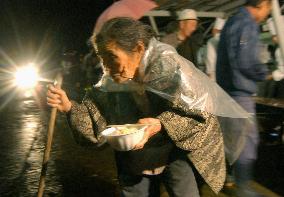 (9)Niigata quake victims weary, worried of more damage