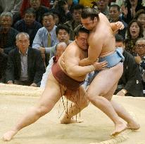 Kotooshu suffers second loss at Kyushu sumo