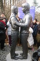 'Winter Sonata' stars' statues unveiled in S. Korea