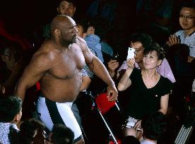 N. Korean woman pictures pro wrestler Sapp in Pyongyang