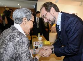 Top U.N. official on human rights meets with former "comfort women"