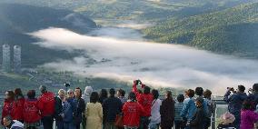 "Sea of clouds" attracts tourists in Hokkaido