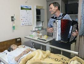 French accordion player brightens up Aichi hospital with music