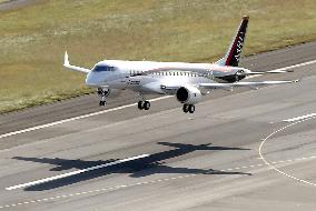 Mitsubishi Regional Jet makes maiden flight